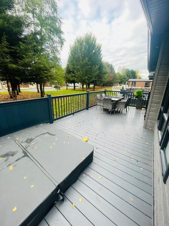 Copse View Lodge With Hot Tub York Exterior photo